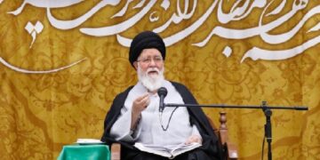 علم الهدی ست سالار! / شعار حامیان امام جمعه مشهد در حضور او!