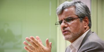 محمود صادقی: مردم چند ماه باور کنند مشکلات مربوط به دولت روحانی است؟