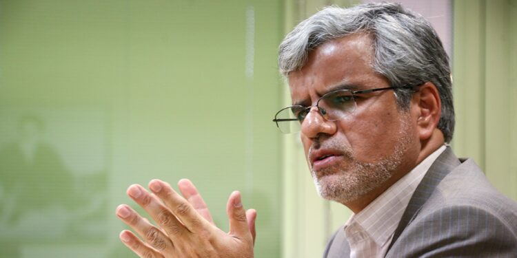 محمود صادقی: مردم چند ماه باور کنند مشکلات مربوط به دولت روحانی است؟