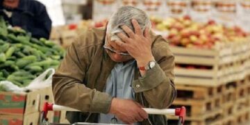 تحلیل یک جامعه شناس از حذف ارز ترجیحی وپیامد های آن: اعتراض های معیشتی زنگ هشدار به دولتمردان بود تقسیم جامعه به دو قشر فقیر حداکثری و ثروتمند حداقلی در حال شکل گرفتن است.