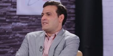 نقدی به سخنان رضا پهلوی در آمریکا / عبدالله مومنی