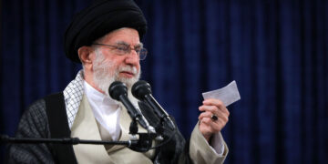 آیت الله خامنه ای: قوه قضائیه با دروغ و شایعات در فضای مجازی برخورد کند / هر روز یک شایعه پخش می‌شود، قبلا تنها روزنامه‌ها بودند، امروز فضای مجازی هم به آن اضافه شده