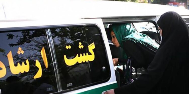 خطر شکل‌گیری دوقطبی حجاب؛ کاری نکنید که مردم در خیابان به هم بپرند!
