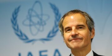 گروسی: فاصله گرفتن تهران از تعهدات هسته‌ای به معنای ساخت سلاح هسته‌ای نیست