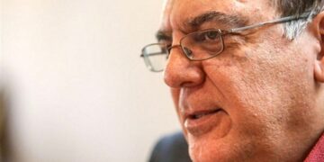 عباس عبدی: مگر در زمان شاه که حجاب اجباری نبود کسی لباس زیرش را برافراشت؟! / این بدترین استدلال ممکن برای دفاع از قانون غیرقابل اجرای پوشش زنان است.