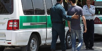 گشت ارشاد آقایان هم رسید؛ کراوات، پاپیون، تی‌شرت، زیورآلات و شلوار‌های زاپ‌دار ممنوع!