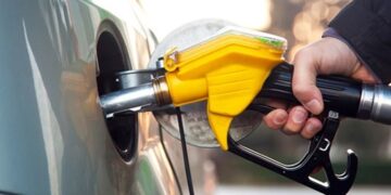 ناتوانی دولت در تولید بنزین یا زمینه‌سازی برای حذف یارانه و گرانی؟ گرانفروشی به مردم؛ ارزان‌فروشی به سوریه و لبنان؟