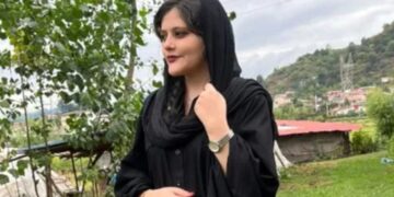 به کما رفتن یک خانم (مهسا امینی) پس از انتقال به مقر فراجا / نیروی انتظامی: برای توجیه و آموزش به یکی از بخش‌های پلیس هدایت شده بود