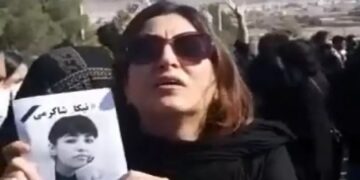 ناگفته‌هایی از مادر نیکا شاکرمی / دختر نوجوان در فیلم اعتراضات نیکاست / بدون اجازه خانواده‌ها جسدش را دفن کردند