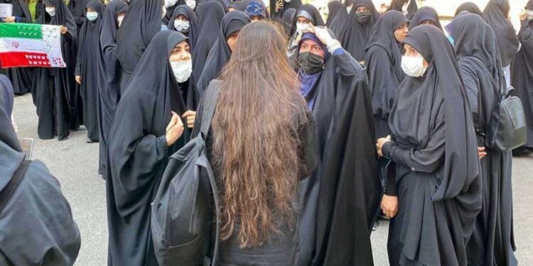 پارادوکس حجاب / جرئیات طرح جنجالی مجلس برای شناسایی و مجازات «کشف حجاب» و «برهنگی»!