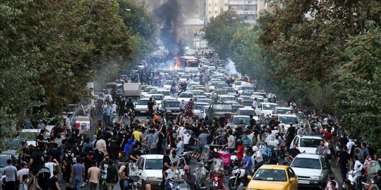 تحلیل چندلایه‌ای اعتراضات اخیر در ایران و چشم‌اندازهای آینده / سناریوهای ممکن، محتمل و مطلوب