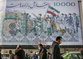 بانک مرکزی ۲۰۰ هزار میلیارد ارزپاشی کرد و دلار به ۵۵ تومان رسید؛ دلار تا ۶۰ هزار تومان چند روز فاصله دارد؟