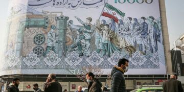 بانک مرکزی ۲۰۰ هزار میلیارد ارزپاشی کرد و دلار به ۵۵ تومان رسید؛ دلار تا ۶۰ هزار تومان چند روز فاصله دارد؟