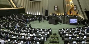 جنجال رائفی‌پور و ۱۴۰ سکه طلا در مجلس؛ ماجرا چیست؟