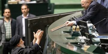 مجلس و دولت بودجه غذا و داروی مردم را از ۱۸.۵ میلیارد دلار به ۱۰ میلیارد دلار کاهش دادند