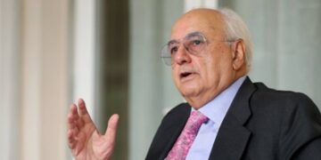 منافع ملی، معیشت و توسعه اقتصادی در اولویت قرار دارد | توان دفاعی اگر بر روی فقر مردم استوار شود آسیب‌پذیر خواهد بود