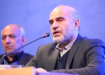 فرشاد مومنی: با این وضع، حکومت زمین گیر می‌شود!