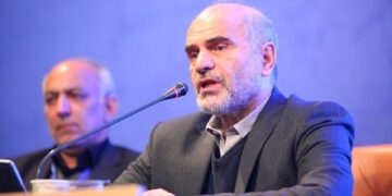 فرشاد مومنی: با این وضع، حکومت زمین گیر می‌شود!