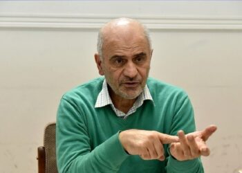 فرشاد مومنی: بحران‌ های اقتصادی کشور از حد متعارف فراتر رفته