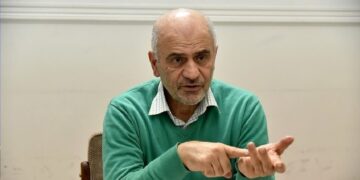 فرشاد مومنی: بحران‌ های اقتصادی کشور از حد متعارف فراتر رفته