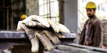 مسئولان اقتصادی دولت متوجه عواقب سرکوب مزدی نیستند / سرنوشت کارگران در برابر حقوق و دستمزد 1403