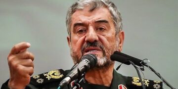 سرلشکر محمدعلی جعفری: اسرائیل با ۲ موشک پایگاهی در اصفهان را مورد هدف قرار داد