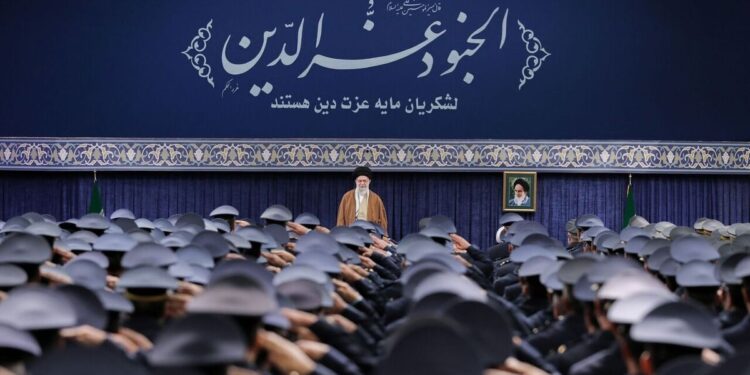 آیت‌الله خامنه‌ای: نباید با آمریکا مذاکره کرد | اگر تهدیدمان بکنند، تهدیدشان می‌کنیم